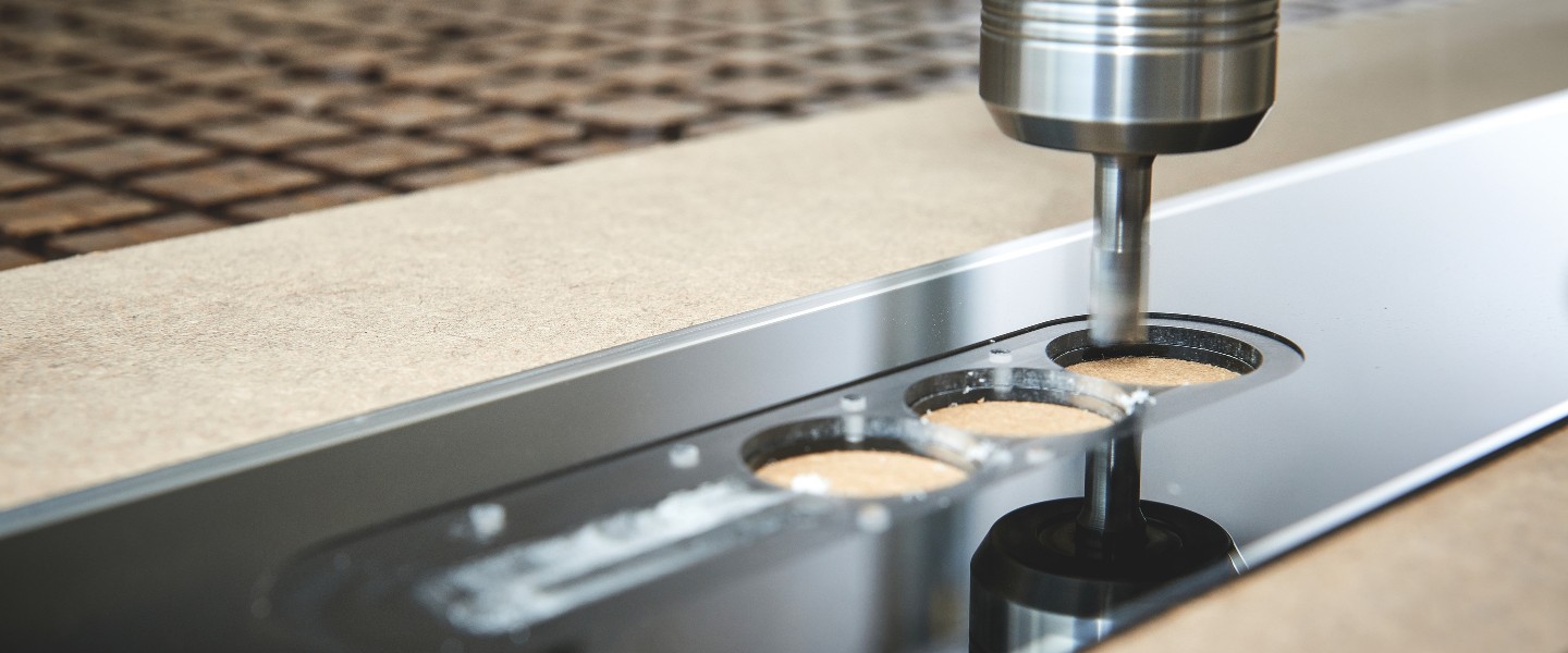 Laserskæring og bearbejdning af plastplader til Seritronic A/S